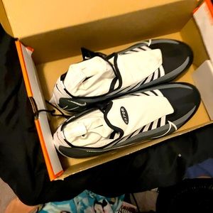 Nike vapor cleats,never used,still in the box.